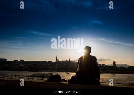 Ungarn, Budapest - Statue des Dichters Jozsef Attila neben dem ungarischen Parlamentsgebäude Stockfoto