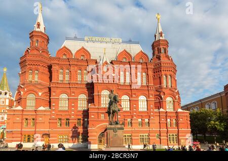 Moskau, Russland - 7. Juli 2019: Denkmal für Marschall Zhukow vor dem Hintergrund des staatlichen historischen Museums. Eines der wichtigsten citysights und Wahrzeichen i Stockfoto