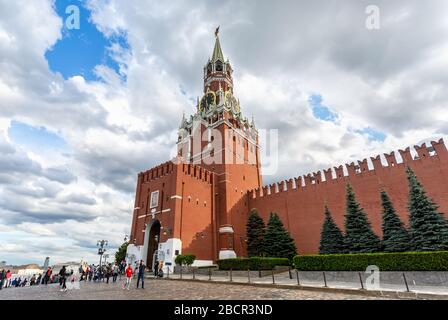 Moskau, Russland - 7. Juli 2019: Blick auf den Spasskaja-Turm des Moskauer Kreml vom Roten Platz im Sommertag. Moskauer Architektur von Welttouri Stockfoto