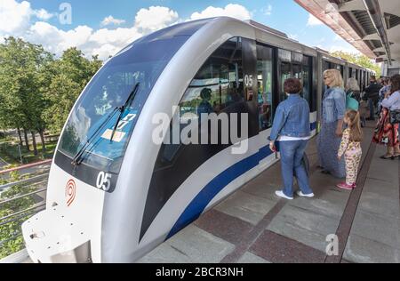 Moskau, Russland - 8. Juli 2019: Öffentlicher Nahverkehr in Moskau. Der Zug kommt auf dem Bahnhof der Moskauer Einschienenbahn an Stockfoto