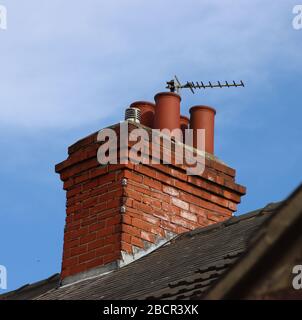Kamin mit Töpfen Stockfoto