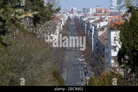 Berlin, Deutschland. April 2020. Die Großbeerenstraße in Kreuzberg ist fast frei von Autos und Menschen. Kredit: Paul Zinken / dpa-zb-Zentralbild / dpa / Alamy Live News Stockfoto