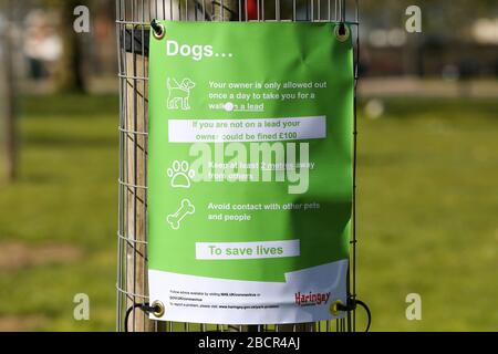 Finsbury Park, North London, Großbritannien. April 2020. Ein Schild im Finsbury Park, Norden Londons, in dem es darum geht, die Hunde an der Spitze zu halten. Credit: Dinendra Haria/Alamy Live News Stockfoto