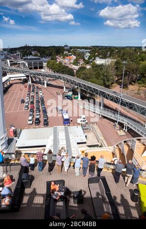 MARIEHAMN, ALAND-CIRCA Jun, 2018: Passagierkreuzfahrtschiff-Anlegeplätze zum Pier im Hafen von Mariehamn City. Blick vom Fährschiff. Seeweg von Aland Inseln Stockfoto