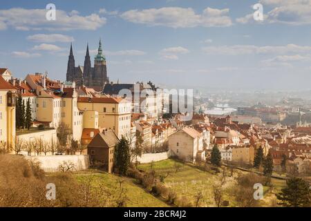 Panoramablick auf Prag, den Veitsdom und Brücken über die Moldau vom Kloster Strahov, Tschechien Stockfoto