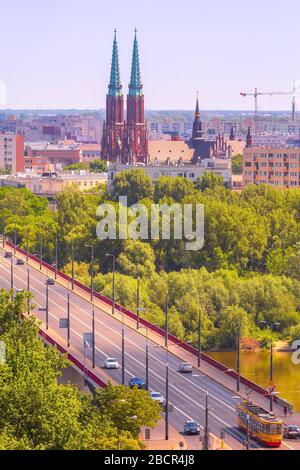 Warschau, Polen - 24. Juni 2019: Stadtbild mit dem Dom Sankt Florian in der polnischen Hauptstadt und moderner Straße Stockfoto