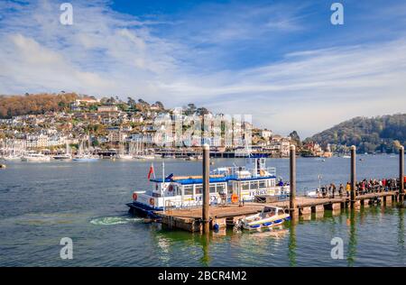 Die Passagiere sind bereit, die Fähre zu starten, am Terminal North Embankment in Dartmouth, Devon, England. Kingswear steht im Hintergrund. Stockfoto