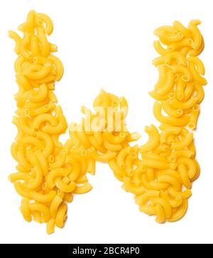 Buchstabe W des englischen Alphabets aus trockener Pasta auf einem weiß isolierten Hintergrund. Lebensmittelmuster aus Makkaroni. Helles Alphabet für Geschäfte. Stockfoto