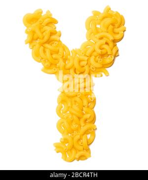 Buchstabe Y des englischen Alphabets aus trockener Pasta auf einem weiß isolierten Hintergrund. Lebensmittelmuster aus Makkaroni. Helles Alphabet für Geschäfte. Stockfoto