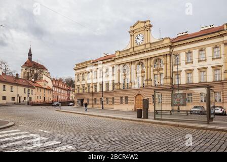 PRAG, TSCHECHIEN - 10. MÄRZ 2020: Pohorelec Platz, Blick auf das Gebäude der ehemaligen Kasernen und des Klosters Strahov Stockfoto