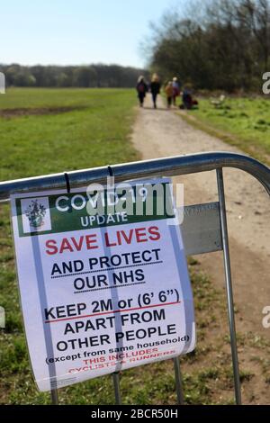 Wimbledon Common, London, 5. April 2020. Zeichen warnen vor sozialer Distanzierung aufgrund von COVID-19. Stockfoto