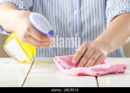 Reinigen des Tisches mit Desinfektionsmittel Stockfoto