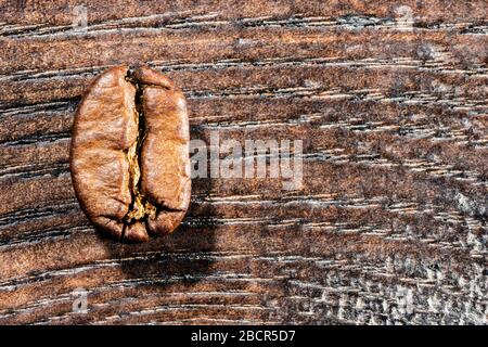 Kaffeebohnen auf hölzernen Hintergrund Stockfoto