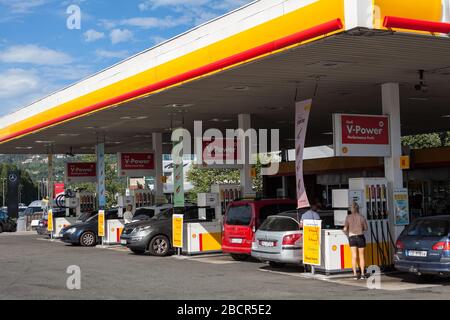 STOCKHOLM, SCHWEDEN-Jun, 2018: Personenkraftwagen füllen sich auf der Shell-Tankstelle in der Stockholmer Stadt auf. Außenansicht des weißen und gelben Gebäudes. Die Schale ist klar Stockfoto