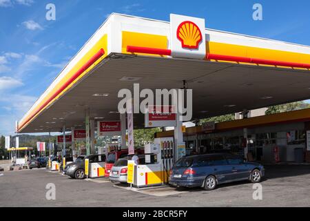 STOCKHOLM, SCHWEDEN-Jun, 2018: Fahrer füllen ihre Autos auf der Shell-Tankstelle in der Stockholmer Stadt. Außenansicht des weißen und gelben Gebäudes. Shell ist Stockfoto