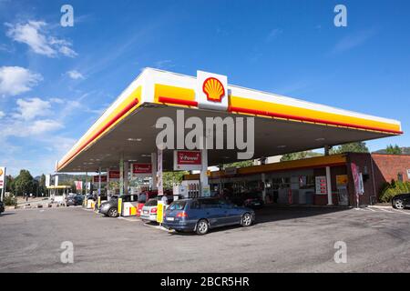 STOCKHOLM, SCHWEDEN-Jun, 2018: Tankstelle für Tankstellen befindet sich in Vororten der Stadt Stockholm. Außenansicht des Gebäudes. Shell ist das größte Ölunternehmen im w Stockfoto