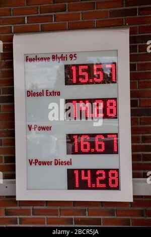 STOCKHOLM, SCHWEDEN-Jun, 2018: Panel mit Preisen in Euro befindet sich in der Tankstelle der Shell-Gesellschaft. Shell ist das größte Ölunternehmen der Welt Stockfoto