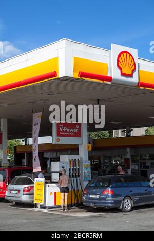 STOCKHOLM, SCHWEDEN-Jun, 2018: Der Logotyp der Shell befindet sich auf dem Dach der Tankstelle in der Stadt Stockholm. Außenansicht des weißen, roten und gelben Gebäudes. Schale i Stockfoto