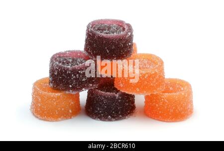 Gruppe von Marmeladenbonbons isoliert auf weißem Hintergrund. Stockfoto