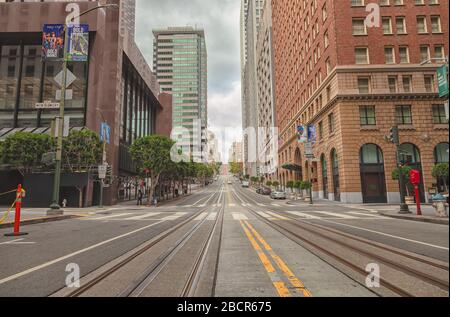 Die California Street in der Innenstadt ist während der Sperrung der Stadt aufgrund der COVID-19-Pandemie 2020, San Francisco, CA, USA, leer von Fußgängern und Verkehr. Stockfoto