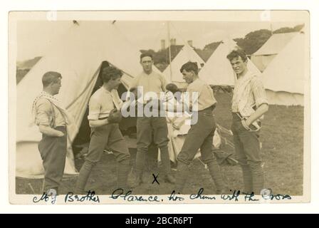 Postkarte junger Männer aus der 1. Generation im Armeelager (möglicherweise im Coed Helen Camp in der Nähe von Carnarvon) Boxen in einem Trainingslager, Carnarvon, (Caernarvon, Caernarfon) Wales, Großbritannien, um das Jahr 1916 Stockfoto