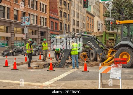 Bauarbeiter üben soziale Distanz auf dem Arbeitsplatz aus, während die Stadt wegen der COVID-19-Pandemie in San Francisco, Kalifornien, USA, im Sperrfall ist Stockfoto