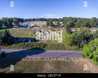 Luftbild auf dem Campinggelände von Ekeberg am Morgen. Umgebung der Stadt Oslo, Norwegen. Der städtische Zeltplatz Ekeberg City Camp liegt auf einem Hügel Stockfoto