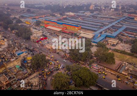 New Delhi Haupt Basar Bahnhof, Indien, Luftdrohne Blick Stockfoto