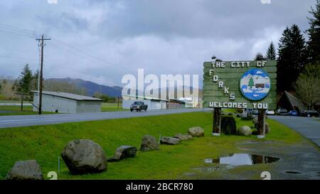 Willkommensschild in der Stadt Forks - FORKS, WASHINGTON - 13. APRIL 2017 - Reisefotografie Stockfoto