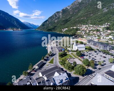 ODDA, HORDALAND, NORWAY-CIRCA JUL, 2018: Die Kirche vom Typ Kyrkjesoga Langschiff befindet sich im Zentrum der Stadt Odda. ODDA ist ein Touristenzentrum und Ausgangspunkt für die Straße Stockfoto