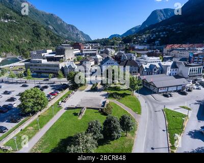 ODDA, HORDALAND, NORWAY-CIRCA JUL, 2018: Zentrum der Stadt Odda mit Tal ?? In den Bergen. ODDA ist ein Touristenzentrum und Ausgangspunkt der Straße nach Tyssedal t Stockfoto