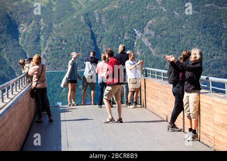 NORWEGEN-CIRCA JUL, 2018: Touristen genießen vom Aussichtspunkt Stegastein aus den Fjordblick auf die Landschaft Aurlandsfjord. Sie liegt an der nationalen Touristenroute Aurla Stockfoto