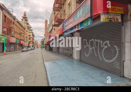 San Francisco Chinatown ist während der Sperrung der Stadt wegen der COVID-19-Pandemie im März 2020, Kalifornien, USA, leer von Touristen und Verkehr. Stockfoto