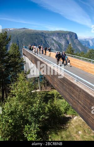 NORWEGEN-CIRCA JUL, 2018: Die Menschen blicken von der Aussichtsplattform Stegastein aus in die Landschaft Aurlandsfjord. Sie liegt an der nationalen Touristenroute Aurlandsfjellet. Stockfoto