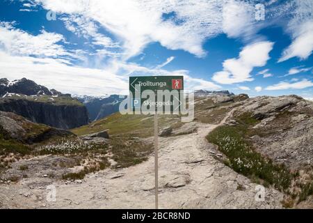 SKJEGGEDAL, NORWAY-CIRCA JUL, 2018: Wegweiser zu Trolltunga Natural Attraction und Skjeggedal Camp. Das berühmte Touristenziel in Stockfoto