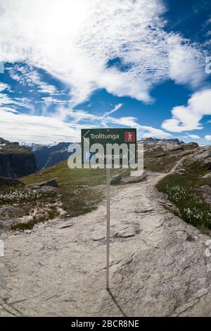 SKJEGGEDAL, NORWAY-CIRCA JUL, 2018: Wegweiser zu Trolltunga Natural Attraction und Skjeggedal Camping. Das berühmte Touristenziel Stockfoto