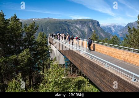 NORWEGEN-CIRCA JUL, 2018: Spektakuläre Stegastein-Aussichtsplattform über dem Aurlandsfjord. Sie liegt an der nationalen Touristenroute Aurlandsfjellet. Es ist bu Stockfoto