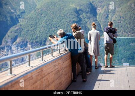 NORWEGEN-CIRCA JUL, 2018: Menschen, die auf einer spektakulären Stegastein-Aussichtsplattform über dem Aurlandsfjord fotografieren. Sie liegt an der nationalen Touristenroute A Stockfoto