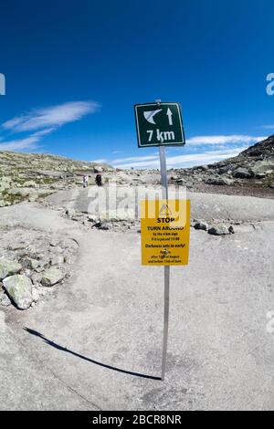 SKJEGGEDAL, NORWAY-CIRCA JUL, 2018: Wegweiser zeigt den Rest des Weges zur natürlichen Attraktion Trolltunga mit Halt und Abbiegung. Der berühmte Touri Stockfoto