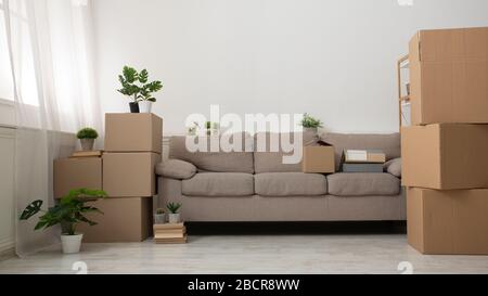 Modernes Wohnzimmer mit neuen Reparatur- und Pappkartons Stockfoto