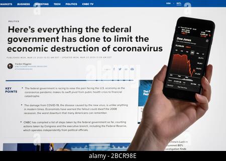 Covid 19: Informationen und Smartphone der Bundesregierung zeigen Marktrückgang bei Dow Jones Stockfoto