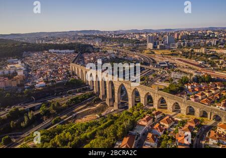 Altes Aquädukt in Lissabon in Portugal, Luftaufnahme von Drohnen Stockfoto