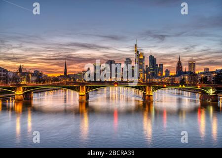 Die Skyline von Frankfurt in Deutschland und der Main nach Sonnenuntergang Stockfoto