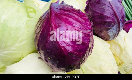 Eine Gruppe von rot-weißen Kabbagen in einem Supermarkt, Kohlhintergrund, Stockfoto
