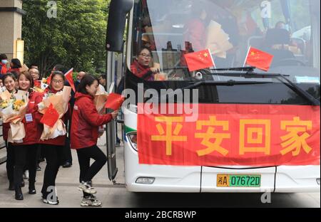 Hengyang, chinesische Provinz Hunan. April 2020. Medizinische Mittel, die die von Viren heimgeplagene Provinz Hubei unterstützen, nehmen den Bus zum zweiten angeschlossenen Krankenhaus der Universität von Südchina, während sie nach der Quarantäne in einem ausgewiesenen Hotel in Hengyang, der zentralen chinesischen Provinz Hunan, am 5. April 2020 wieder zur Arbeit kommen. Diese Sanitäter kehrten am Sonntag nach Quarantäne und Erholung in ihre Positionen zurück. Kredit: Cao Zhengping/Xinhua/Alamy Live News Stockfoto