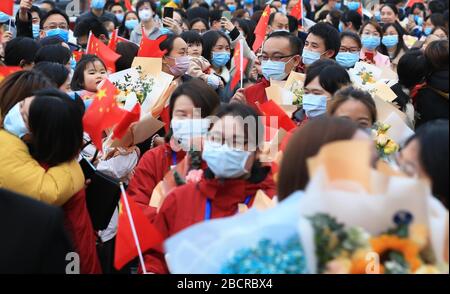 Hengyang, chinesische Provinz Hunan. April 2020. Am 5. April 2020 begrüßen die Menschen 17 Ärzte, die die von Viren heimgezückte Provinz Hubei unterstützen, während sie wieder am zweiten angeschlossenen Krankenhaus der Universität Südchina in Hengyang, der zentralchinesischen Provinz Hunan, arbeiten. Diese Sanitäter kehrten am Sonntag nach Quarantäne und Erholung in ihre Positionen zurück. Kredit: Cao Zhengping/Xinhua/Alamy Live News Stockfoto