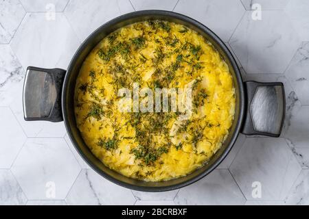 Hausgemachter türkischer Stil gesunde Bio-Olivenöl Lebensmittel Sellerie mit Dill, grünem Apfel und Orangensaft in Pot Pan/Granny Smith mit Gemüserezept. Stockfoto