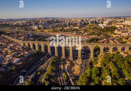 Altes Aquädukt in Lissabon in Portugal, Luftaufnahme von Drohnen Stockfoto