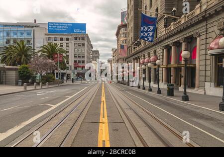 Die Powell Street am Union Square ist während der Sperrung der Stadt wegen der COVID-19-Pandemie, San Francisco, Kalifornien, USA, leer. Stockfoto