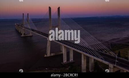 Vasco de Gamma Brücke in Lissabon in Portugal, Luftaufnahme von Drohnen Stockfoto